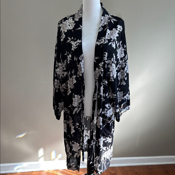 Spiritual Gangster Maya Tie Front Kimono Robe Beach Cover Black Floral One Size - Picture 9 of 11
